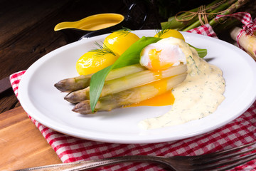 asparagus with poached egg sauce and wild garlic