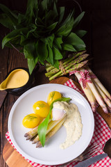 asparagus with poached egg sauce and wild garlic