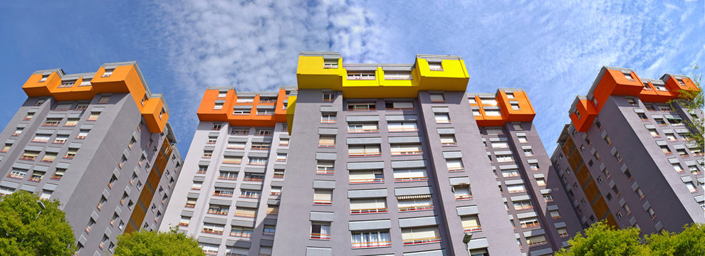 Bloque de pisos pintados de colores en Barcelona