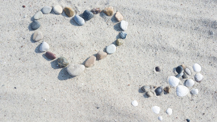 Herz aus Steinen am Strand