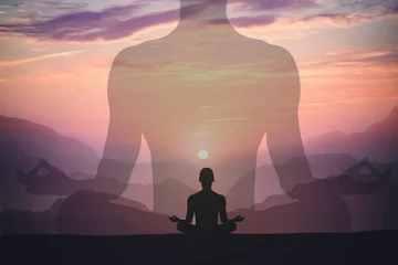 Schilderijen op glas Man mediteert yoga bij zonsondergang bergen. Reizen Lifestyle ontspanning concept. Dubbele belichtingsopname © fotomaximum