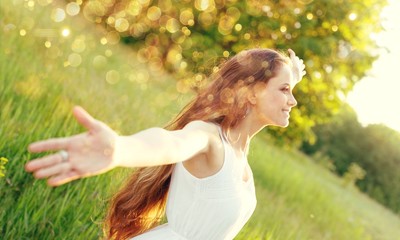 Obraz premium Young beautiful woman on nature at park