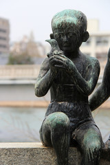 Fototapeta premium statue of a child in hiroshima (japan)