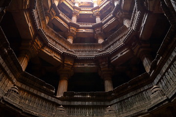 Obraz premium Dada Harir Vav stepwell is a Hindu water building in Asarwa Ahmedabad in the Indian state of Gujarat.