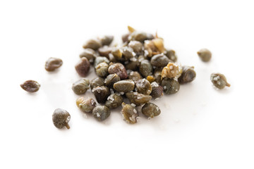 Capperi salati isolati su fondo bianco