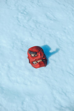 M&aacute;scara Tengu roja en la nieve, recuerdos de jap&oacute;n