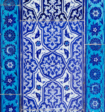 Texture of ceramic tiles in oriental East style. Turkish ceramic tiles lined on the wall. Old azulejo pattern floral ornament on floor. Ottoman traditional art. Moroccan portuguese mosaic background