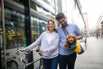 Obraz premium Smiling young couple going for a bike ride on a sunny day in the city