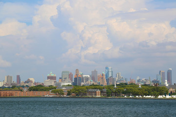 Obraz premium Panorama of New York and cloudy sky on a sunny day