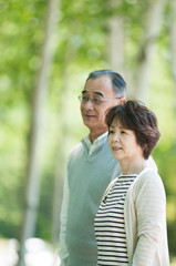 Fototapeta premium 森林の中で微笑むシニア夫婦