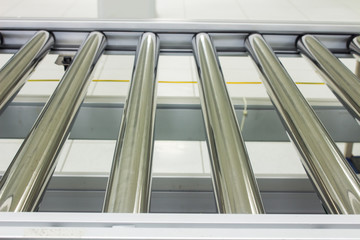 Obraz premium The conveyor chain, and conveyor belt on production line set up in clean room area.