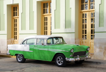 Ville de Trinidad, vieille voiture américaine verte garée et façade assortie, Cuba, Caraîbes