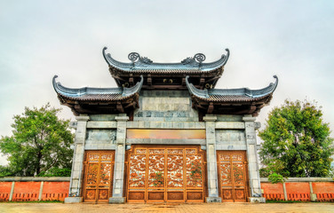 Obraz premium Bai Dinh temple complex at Trang An, Vietnam