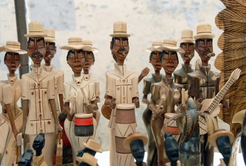 Fototapeta na wymiar Ville de Trinidad, personnages en bois sur le marché, Cuba, Caraîbes