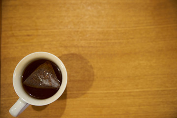 お茶のコップと木目テーブル・背景・メッセージ用