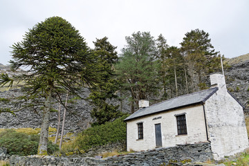 A stone house in the mountains of Snowdonia National Park, Wales. © padmak
