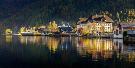 Fototapeta na wymiar Impressively Beautiful Scene in the Hallstatter Lake.