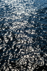 静かに波立つ海