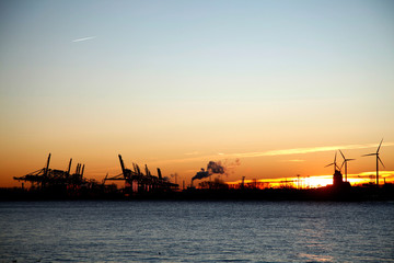 Sonnenaufgang über den Hamburger Hafen