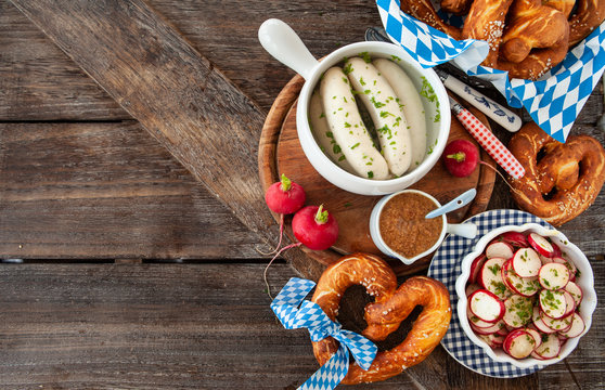 Leckere Weisswuerste und knusprige Brezeln