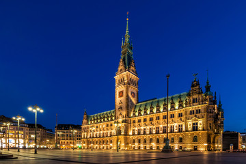 Fototapeta na wymiar Rathaus hamburg zur blauen Stunde