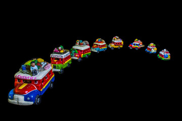 Fila trafico de autobus de juguete coloridos