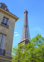 La Tour Eiffel à côté d'un immeuble parisien en pierre de taille