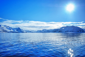 Polar arktis küste winter sonne blau meer berge