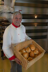 Frisches Brot direkt vom Bäcker serviert