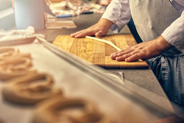 Obraz premium the cook prepares the pretzels oktoberfest 