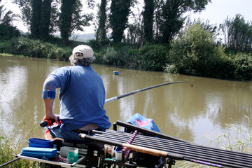 Pescador junto do rio 