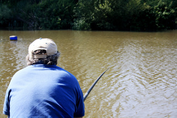 Pescador junto do rio 