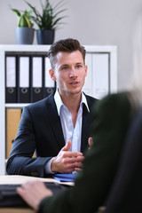 Junger Mann beim Bewerbungsgespräch