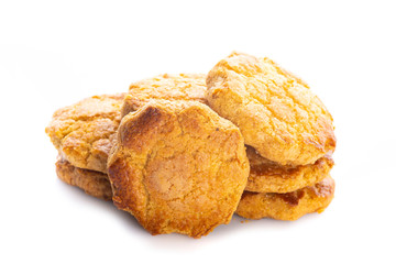 Perrunillas, pastas artesanas de panadería o pastelería aisladas sobre fondo blanco