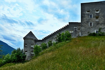 Fototapeta na wymiar Austrian Alps-view on the castle Heinfels
