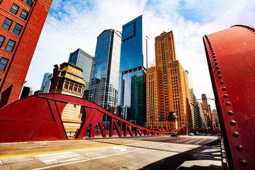 Obraz premium Most nad rzeką Chicago w centrum miasta