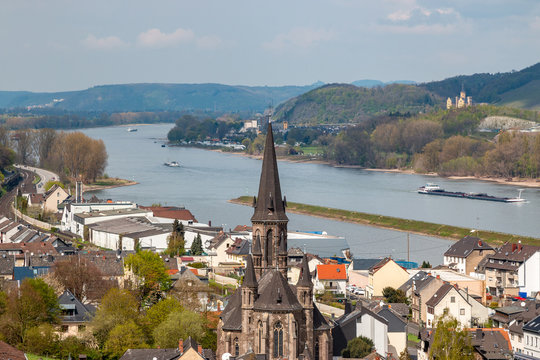 Blick &uuml;ber Brohl und dem Rheintal zur Burg Arenfels