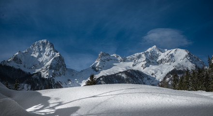 Fototapeta na wymiar Schneemassen auf den Bergen (großer Priel)