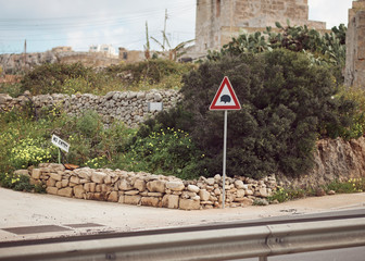 Znak ostrzegający przed jeżami, Malta © Dave Studio