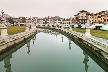Obraz premium Statues reflect on canal water in Prato della Valle Square in Padua, Italy