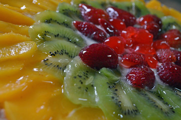 Exquisita tarta frutal con cerezas, frutillas, kiwi y durazno