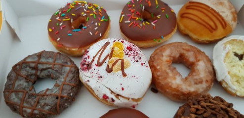 dona comida bollo dulce chocolate chispas postre glaseado 