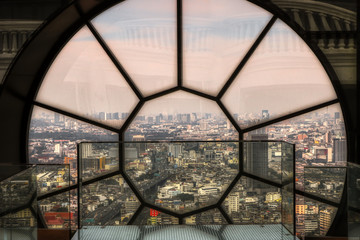 Dieses einzigartige Foto zeigt die thailändische Hauptstadt Bangkok durch eine künstlerische Glasscheibe im lebua am State Tower