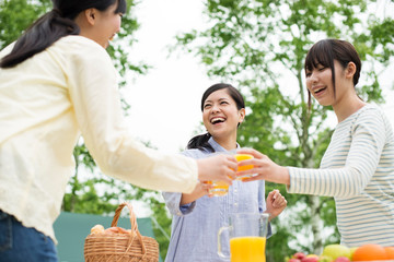 乾杯をする3人の女性