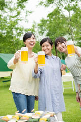 ビールを持ち微笑む3人の女性