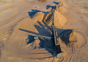 Fototapeta na wymiar Kiesabbau in einer Kiesgrube bei einem Drohnenflug