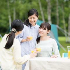キャンプをする3人の女性