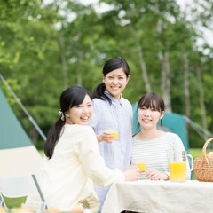 キャンプをする3人の女性