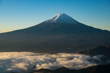 Fototapeta premium Patrzymy na górę Fuji rano z Shindonady