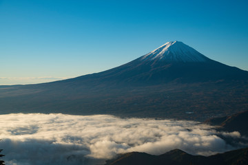 新道峠より朝の富士山を望む